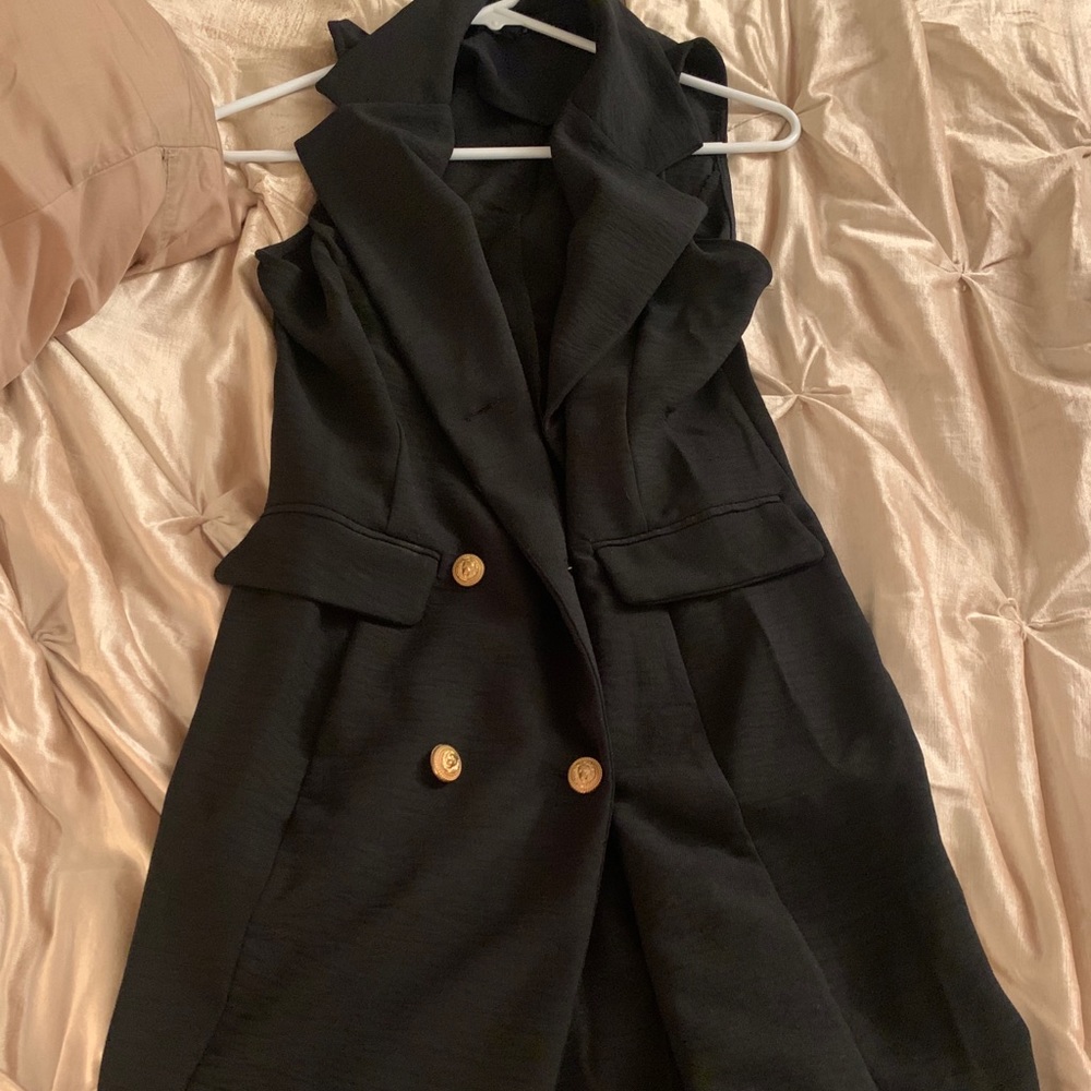 black sleeveless dress